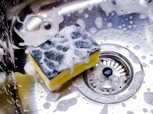 Cara Mudah Bersihkan Bak Cuci Piring sampai Kinclong, Bisa Pakai Soda Kue