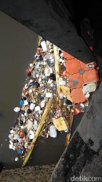 Sampah Plastik Mengalir Sampai Jauh, Akhirnya ke Laut Jakarta