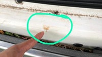 Saat ditemukan, ada bercak darah di mobil Innova warna putih ini. 
