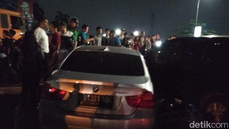 Lawan Arah, BMW Kecelakaan di Jl Latumenten Jakbar Lawan Arah, BMW Kecelakaan di Jl Latumenten Jakbar