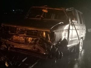Mobil Terbalik di Tol Padaleunyi, Pengemudi Luka Berat