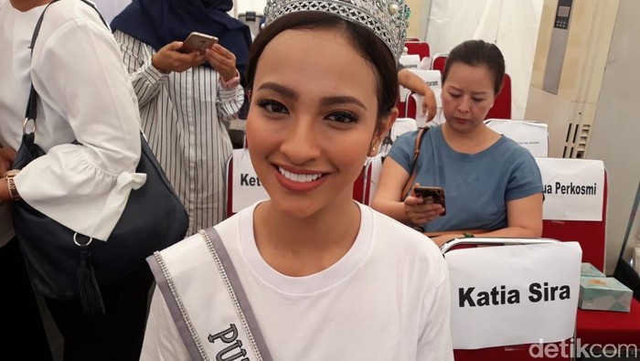 Komitmen pola hidup sehat adalah bagian dari tugasnya sebagai Puteri Indonesia Lingkungan. (Foto: Rosmha/detikHealth) Komitmen pola hidup sehat adalah bagian dari tugasnya sebagai Puteri Indonesia Lingkungan. (Foto: Rosmha/detikHealth)