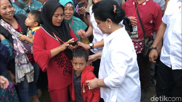 Momen Iriana Betulkan Pakaian  Anak  Kecil yang Foto  Dengannya