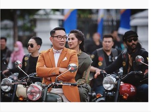 Ketika Ridwan Kamil Bonceng Zaenab Pakai Royal Enfield