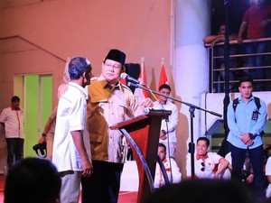 Prabowo Beri Hadiah Gigi Palsu ke Seorang Kakek di Kalimantan Timur