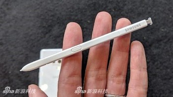 Saat dituliskan dilayar, goresan pun berwarna putih. Foto: Sina Mobile