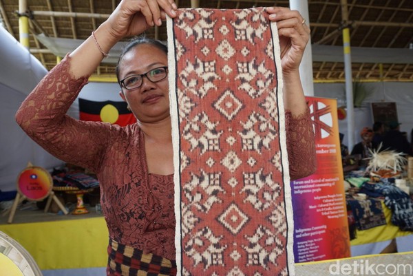 Setelah benang selesai, selanjutnya adalah membuat motif. Motif khas Tenganan ini sudah didaftarkan dan punya paten di Kementerian Hukum dan HAM (Kemenkum HAM) (Ditya/detikTravel) Setelah benang selesai, selanjutnya adalah membuat motif. Motif khas Tenganan ini sudah didaftarkan dan punya paten di Kementerian Hukum dan HAM (Kemenkum HAM) (Ditya/detikTravel)