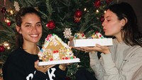 Model 27 tahun ini baru saja membuat gingerbread house pertamanya. Ada aneka permen sebagai hiasan yang membuat tampilan gingerbread house lebih meriah. Foto: Instagram sarasampaio