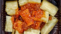 Kalau mau mantap, singkong goreng yang masih panas disiram bumbu balado yang pedas asam. Foto: Instagram@@venijulianti