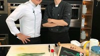 Mengisi acara memasak bersama di salah satu televisi swasta, Chef Jun dan Chef Chandra terlihat kompak. Kira-kira keduanya masak apa ya? Foto: Instagram @jjuunnyy.j