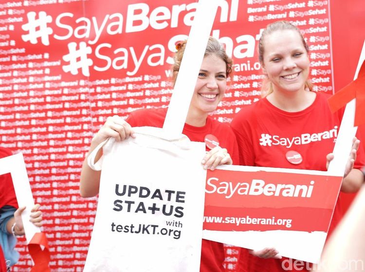 Serba Merah di CFD Peringati Hari AIDS Sedunia