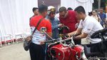 Tangan Mengepal, Bos OJK Pamer Moge BMW Jadul