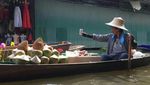 Serunya Makan Sambil Belanja di Dannoen Saduak Floating Market