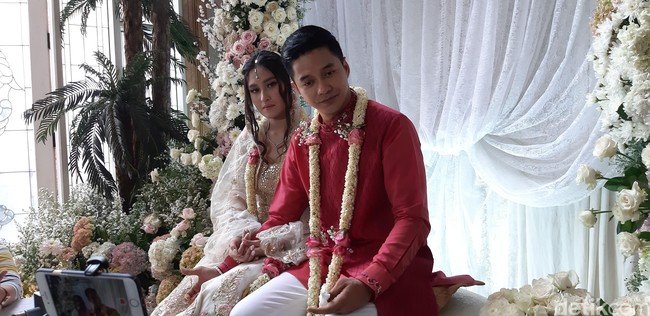 Minggu (25/11/2018) menjadi hari yang spesial bagi aktor Adly Fairuz. Pertunangannya dengan sang belahan jiwa Angbeen Rishi digelar hari ini. Ada prosesi pemberian seserahan dari kedua belah pihak. Adapun seserahan ditangani oleh Rose Arbor Seserahan. Foto: Ferbiyantino Nur Pratama
