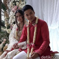 Minggu (25/11/2018) menjadi hari yang spesial bagi aktor Adly Fairuz. Pertunangannya dengan sang belahan jiwa Angbeen Rishi digelar hari ini. Ada prosesi pemberian seserahan dari kedua belah pihak. Adapun seserahan ditangani oleh Rose Arbor Seserahan. Foto: Ferbiyantino Nur Pratama