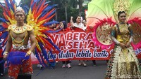 Diramaikan dengan karnaval pakaian daerah, tarian tradisional, dan live music.