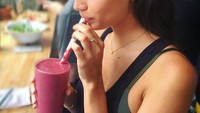Apa ini menu rahasia yang bikin Sara tetap langsing? Wanita bermata cokelat ini terlihat menyedot jus kental saat di sebuah acara. Foto: Instagram sarasampaio