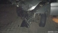 Kendaraan sedan BMW mengalami kerusakan pada bagian depan hancur, kendaraan Kijang Innova mengalami kerusakan pada bagian depan hancur, ungkap Ganet.