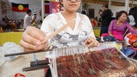 Untuk proses pewarnaan benangnya saja bisa memakan waktu berminggu-minggu bahkan berbulan-bulan. Ada banyak tahapan yang dilewati agar tercipta selembar kain (Ditya/detikTravel)  