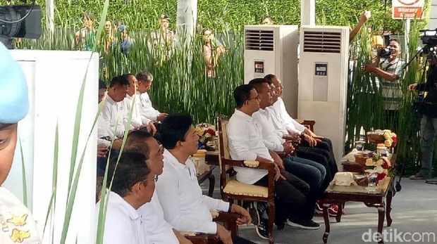 Gubernur DKI Anies Baswedan, Wakapolri Komjen Ari Dono, dan MenPAN-RB Syafruddin hadir di lokasi