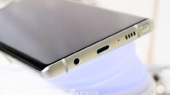 Bagian bawahnya pun putih. Foto: Sina Mobile