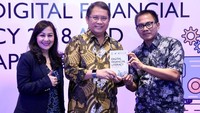 Pada kesempatan itu, Menteri Komunikasi dan Informatika Rudiantara menerima buku program Master Class Digital Financial Literacy 2018 dari Ketua Umum Aliansi Jurnalis Independen (AJI) Abdul Manan dan Director Country Head of Corporate Affairs Citi Indonesia Elvera N. Makki saat pengumuman lulusan terbaik program tersebut di Jakarta, Jumat (23/11). Foto: dok. Citi Indonesia