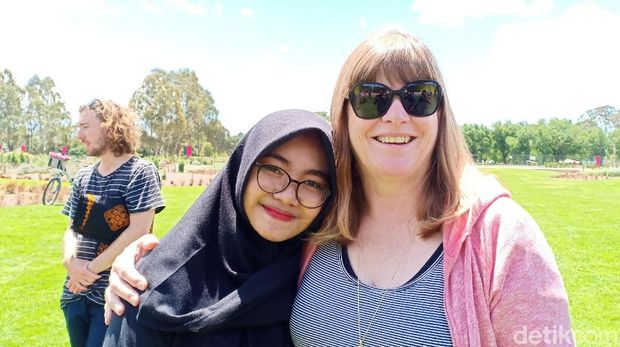 Fani dan warga Australia. 
