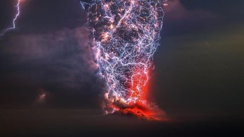 El Calbuco karya Francisco Negroni dari Cile. Foto: Francisco Negroni/Siena International Photo Awards 2018