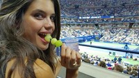 Nonton pertandingan tenis makin lengkap ditemani makanan. Sara memilih camilan sehat berupa anggur hijau. Nyamm nyammm! Foto: Instagram sarasampaio
