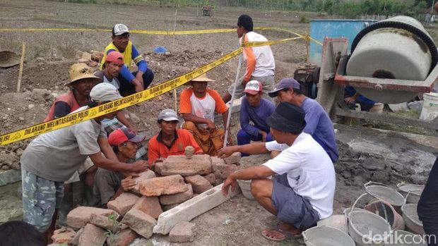 Patung Kepala Budha Ditemukan di Pondasi Gapura Desa di Rembang