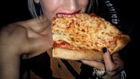 Sudah aktif menjadi penyanyi sejak tahun 1986, Gwen Stefani dikenal punya pola diet yang ketat. Meski begitu ia sering melahap pizza dengan aneka topping yang disukainya. Foto: Instagram @gwenstefani