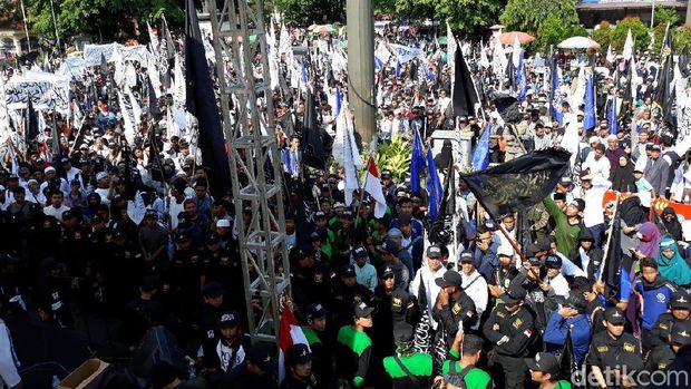 Parade Tauhid Solo Bakar Bendera Palu Arit, Ini Alasan Panitia