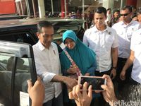 Berdiri di Sisi Mobil, Jokowi Diajak Warga Foto Bareng Bergiliran