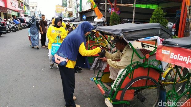 Cerita Sekelompok Warga Ciamis Turun ke Jalan Berbagi Nasi