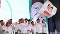 Dalam kesempatan ini Maruf Amin juga berkesempatan mengukuhkan relawan milenial Jokowi Maruf Amin.