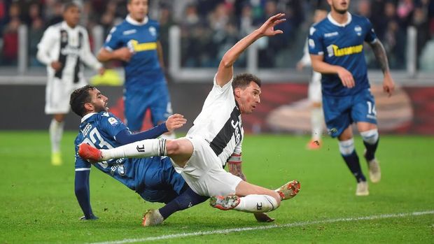 Mario Mandzukic menambah keunggulan Juventus di babak kedua.