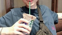 Chef berwajah imut ini juga punya kegemaran minum kopi Starbucks lho. Foto: Instagram @jjuunnyy.j
