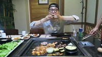 Chef asal Korea yang memiliki restoran 88 Korean Kitchen ini sedang menikmati BBQ a la Korea dengan paduan daging dan selada. Nyam! Foto: Instagram @jjuunnyy.j