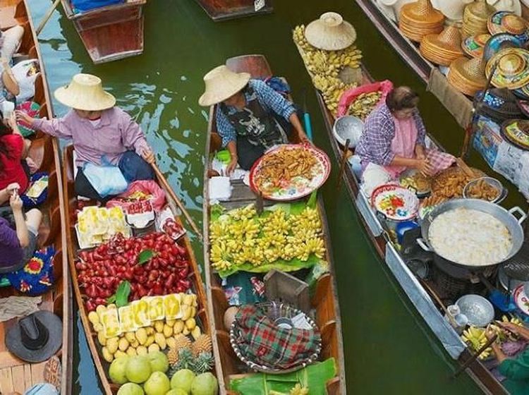 Serunya Makan Sambil Belanja di Dannoen Saduak Floating Market