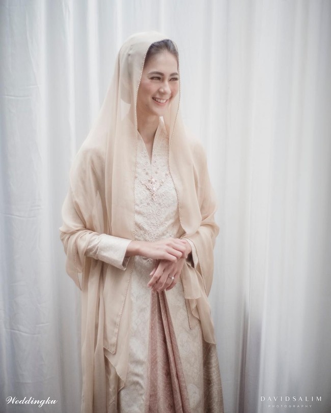 Tampilan kebaya model klasik dengan warna krem menjadi pilihan Paula untuk pengajian sebelum pernikahan. Kali ini ia mengenakan rancangan desainer Era Soekamto. Foto: Dok. David Salim Photography