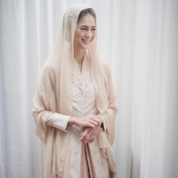 Tampilan kebaya model klasik dengan warna krem menjadi pilihan Paula untuk pengajian sebelum pernikahan. Kali ini ia mengenakan rancangan desainer Era Soekamto. Foto: Dok. David Salim Photography