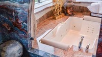 Kamar mandinya juga begitu mewah yang dihiasi dengan granit biru Van Gogh. Istimewa/Boredpanda.