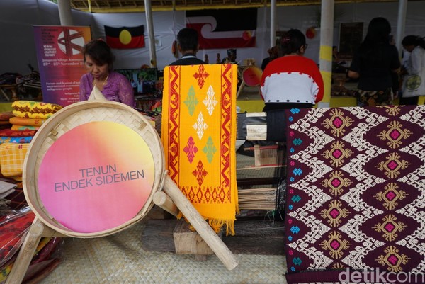 Kalau ini kain tenun endek khas Sidemen yang tak kalah populer. Kain endek Sidemen dikenal memiliki corak yang cerah dan motif yang apik. Harga satu kain endek mulai dari Rp 1,7 juta (Ditya/detikTravel) Kalau ini kain tenun endek khas Sidemen yang tak kalah populer. Kain endek Sidemen dikenal memiliki corak yang cerah dan motif yang apik. Harga satu kain endek mulai dari Rp 1,7 juta (Ditya/detikTravel)