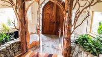 Hiasan ranting kayu yang terbuat dari kayu maple terlihat dominan di dalam rumah. Lantainya pun tak terlihat seperti lantai rumah kebanyakan. Istimewa/Boredpanda.