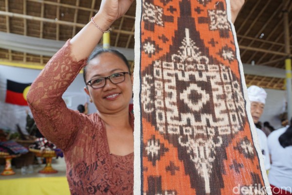 Mahalnya harga kain tenun ini disebabkan oleh panjangnya proses pembuatan dan kerumitan di balik motifnya. Satu kain bisa memakan waktu sampai 2,5 tahun pembuatan (Ditya/detikTravel) Mahalnya harga kain tenun ini disebabkan oleh panjangnya proses pembuatan dan kerumitan di balik motifnya. Satu kain bisa memakan waktu sampai 2,5 tahun pembuatan (Ditya/detikTravel)