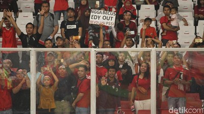 Suporter di GBK: Mendukung Timnas, Mendesak Edy Out