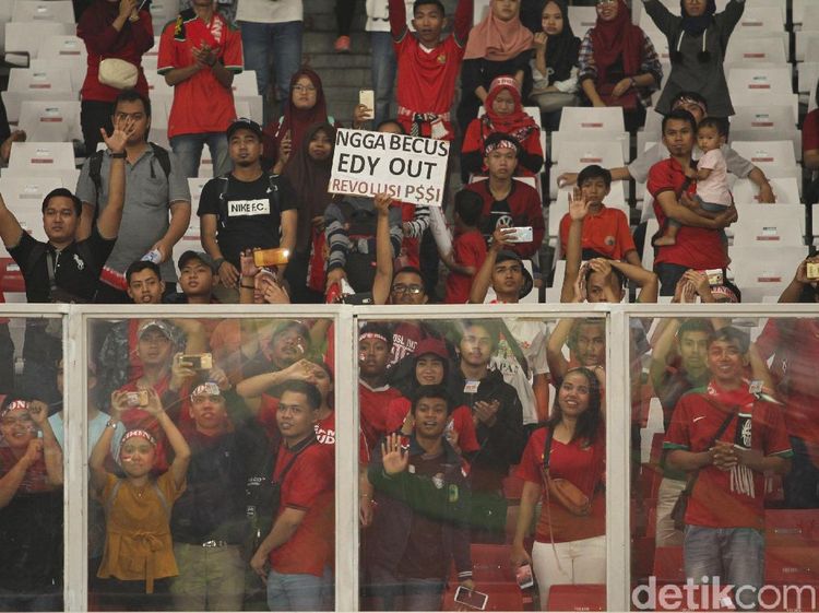 Suporter di GBK: Mendukung Timnas, Mendesak Edy Out