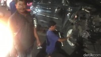 Akibat kecelakaan tersebut 4 orang mengalami luka-luka dan langsung dilarikan ke RS Pluit dan RS Sumber Waras. 