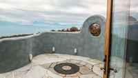 Rumah ini juga banyak jendela besar yang menghadap ke Gunung Ashland, Taowhywee Point, Wagner Butte, Gunung Shasta, dan Pilot Roc. Istimewa/Boredpanda.