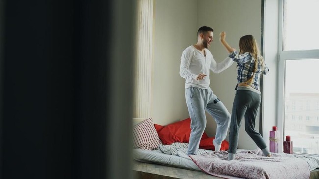 5 Gerakan Olahraga di Kasur Buat Kamu yang Sering Mager (2)